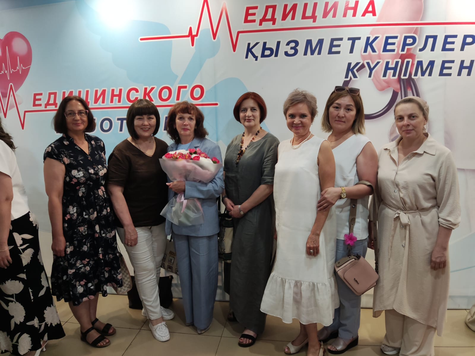 Медицинских работников поздравили в областном центре по профилактике ВИЧ